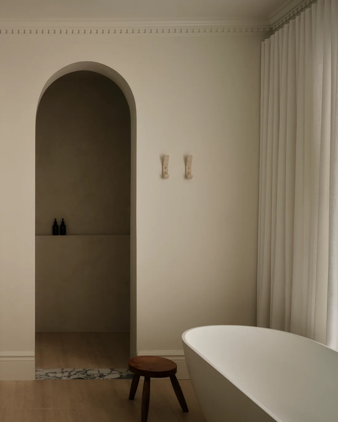 Lov Hook, natural marble – alternate view