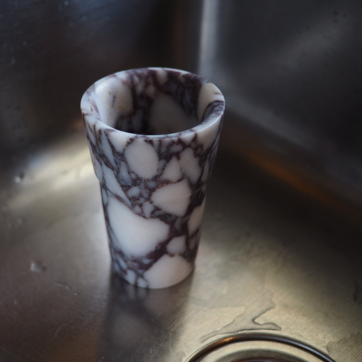 Longbeach Toothbrush Holder, natural marble – alternate view