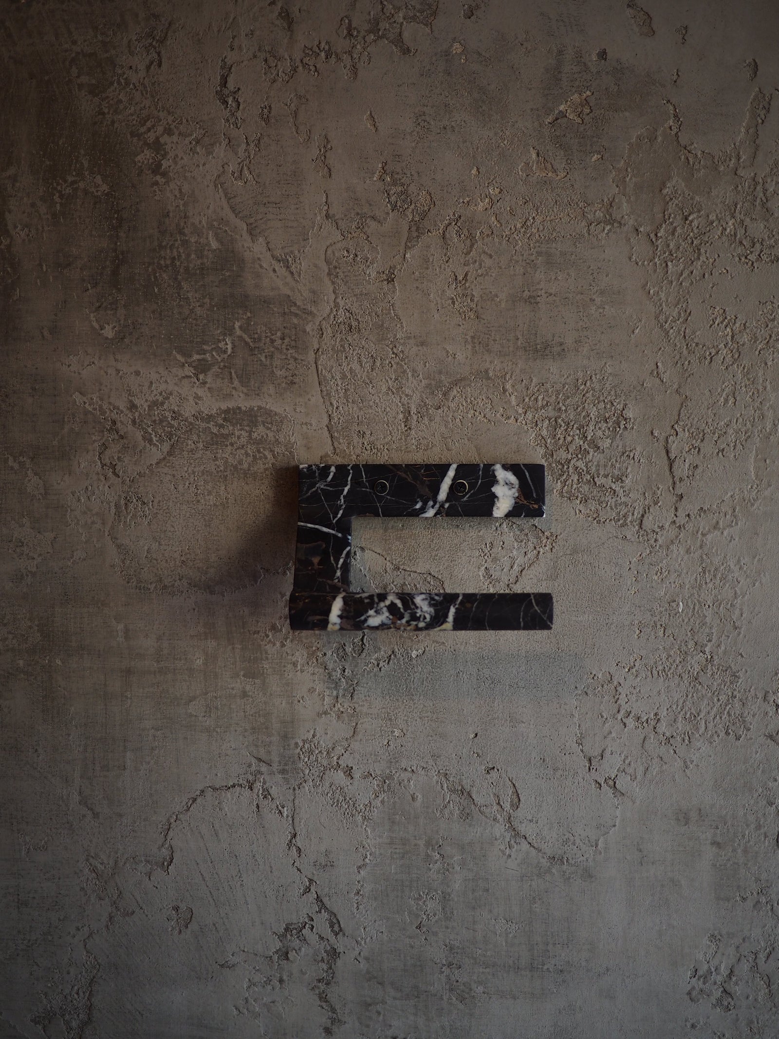Lucas TP Holder, natural marble – alternate view