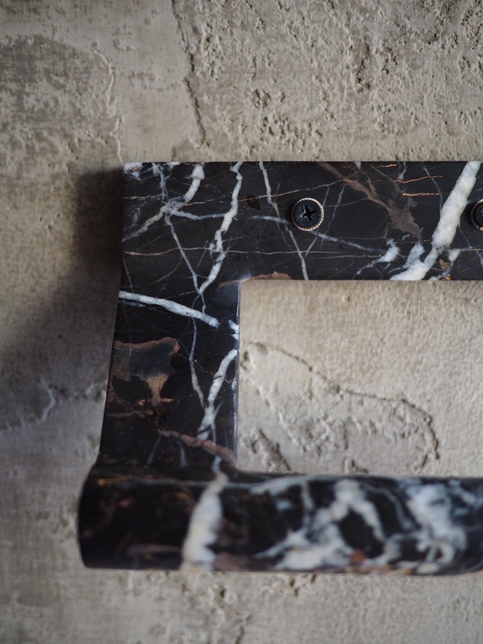 Lucas TP Holder, natural marble – alternate view