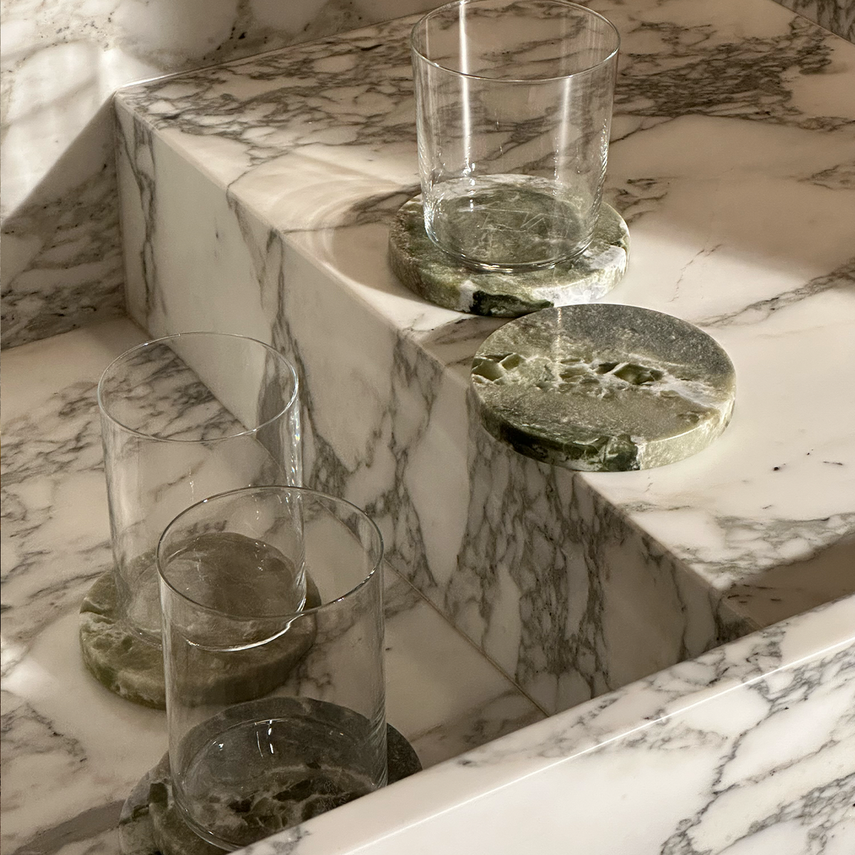 Loki Coaster Set, natural marble – alternate view