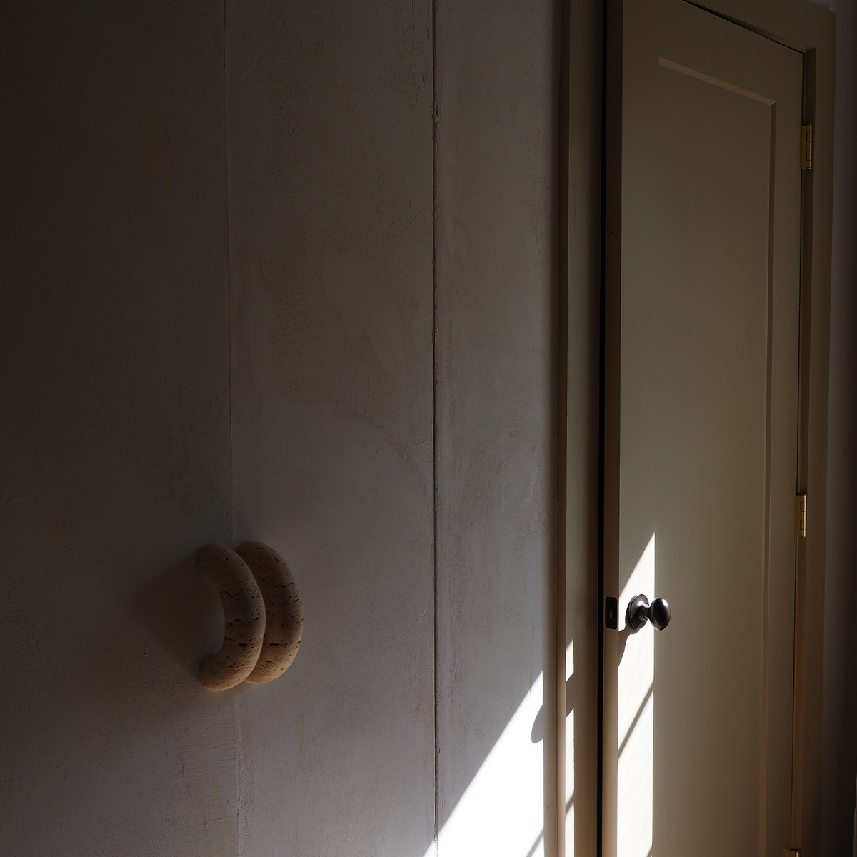 Lane Donut Handle, natural marble – alternate view