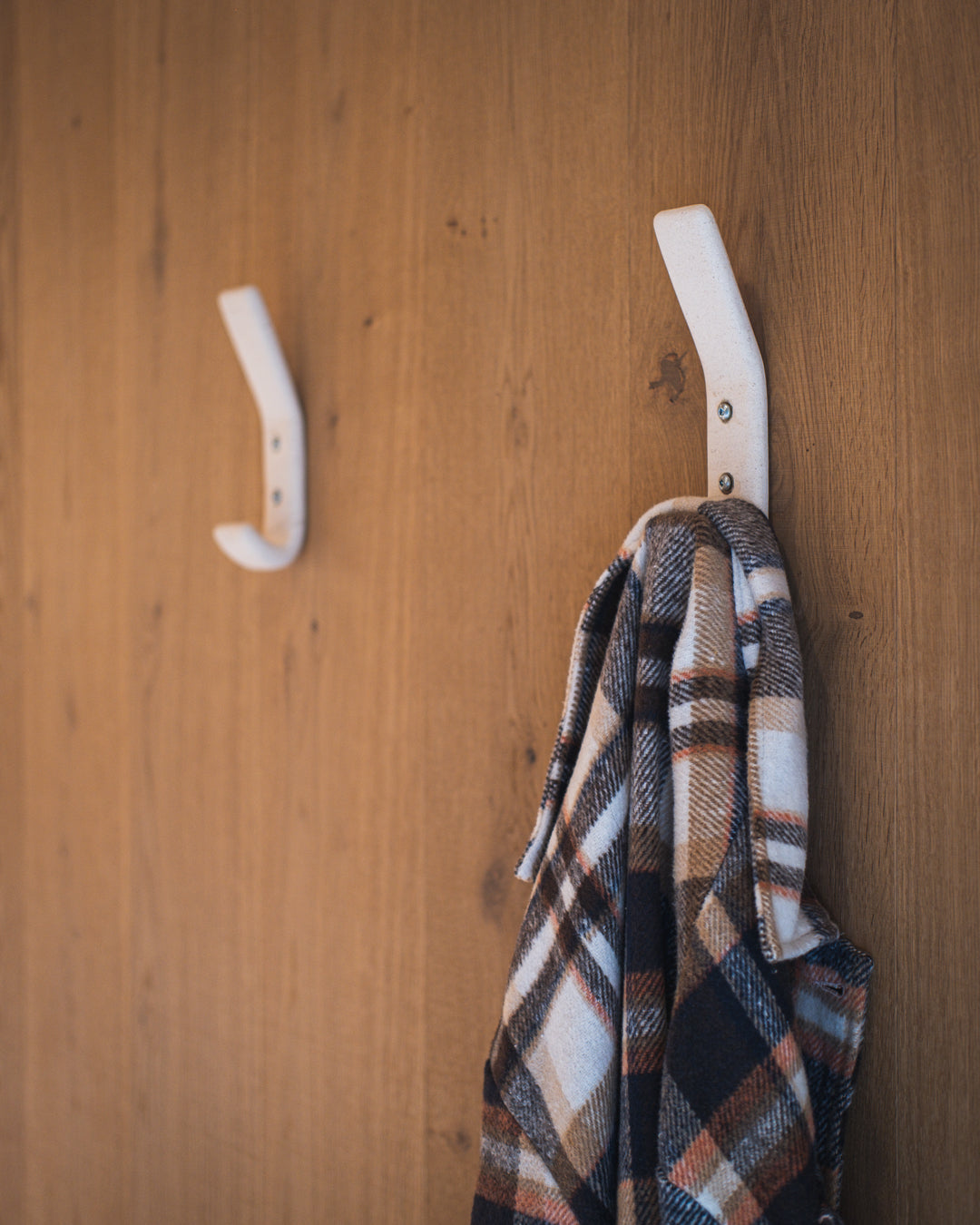 Lov Hook, natural marble – alternate view