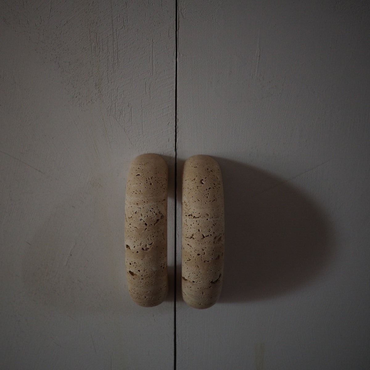 Lane Donut Handle, natural marble – alternate view