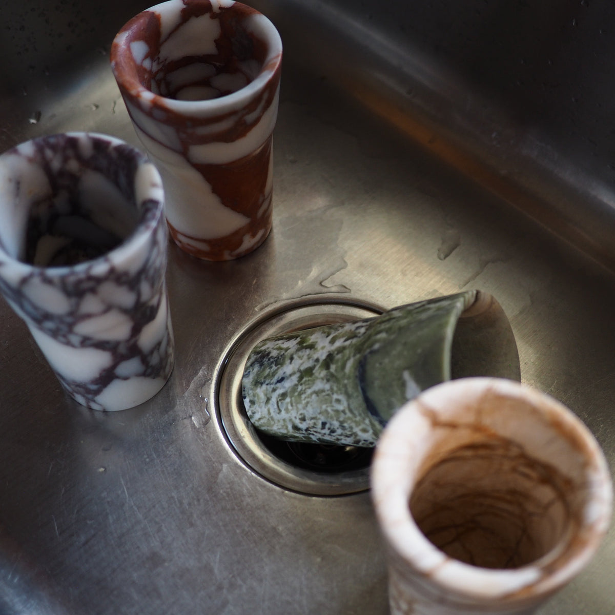 Loki Toothbrush Holder, natural marble – alternate view