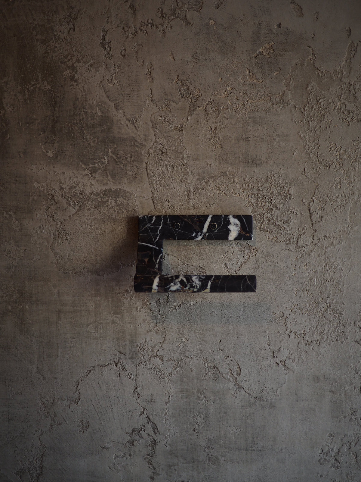 Lucas TP Holder, natural marble – alternate view