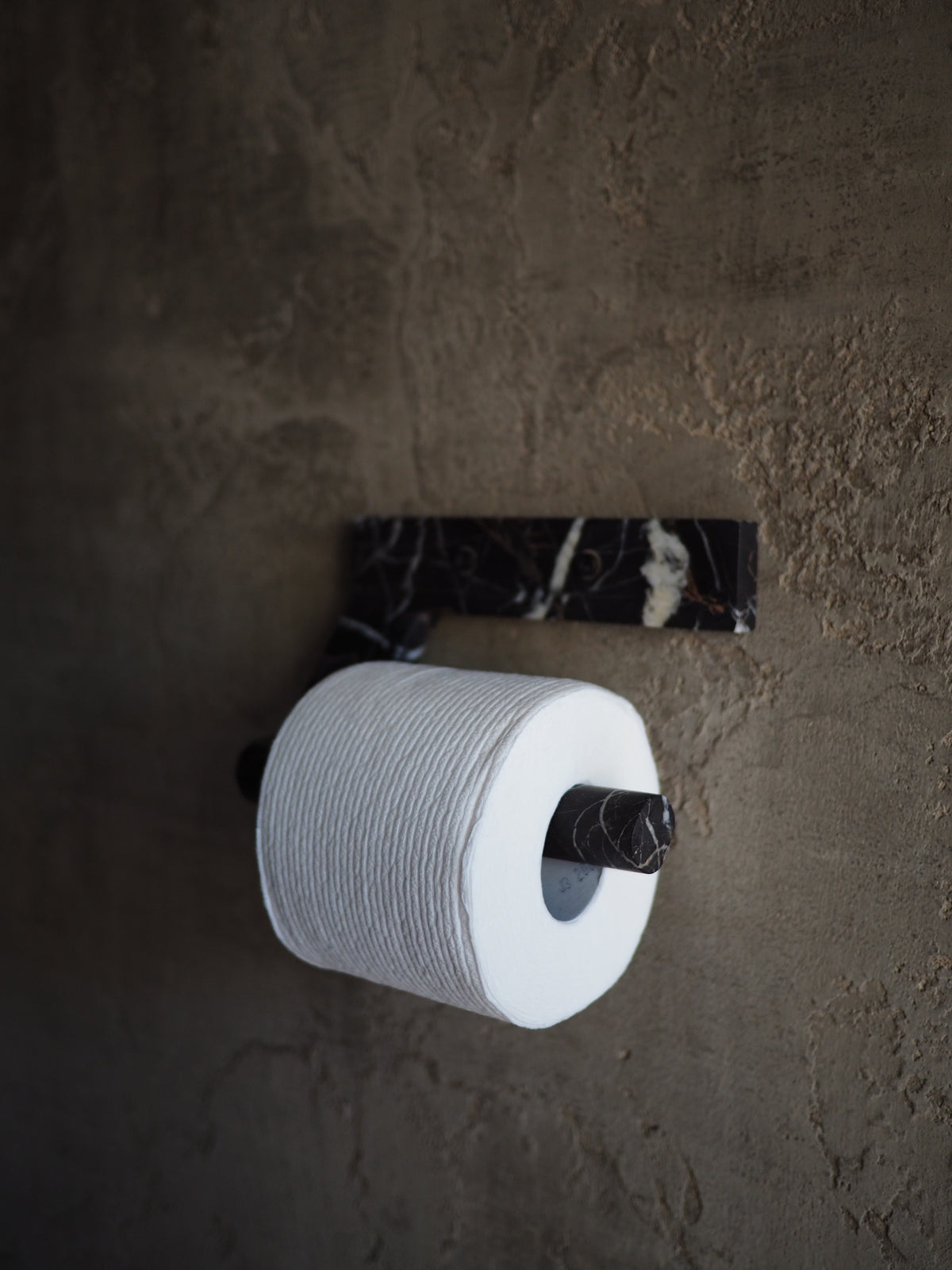 Lucas TP Holder, natural marble – alternate view