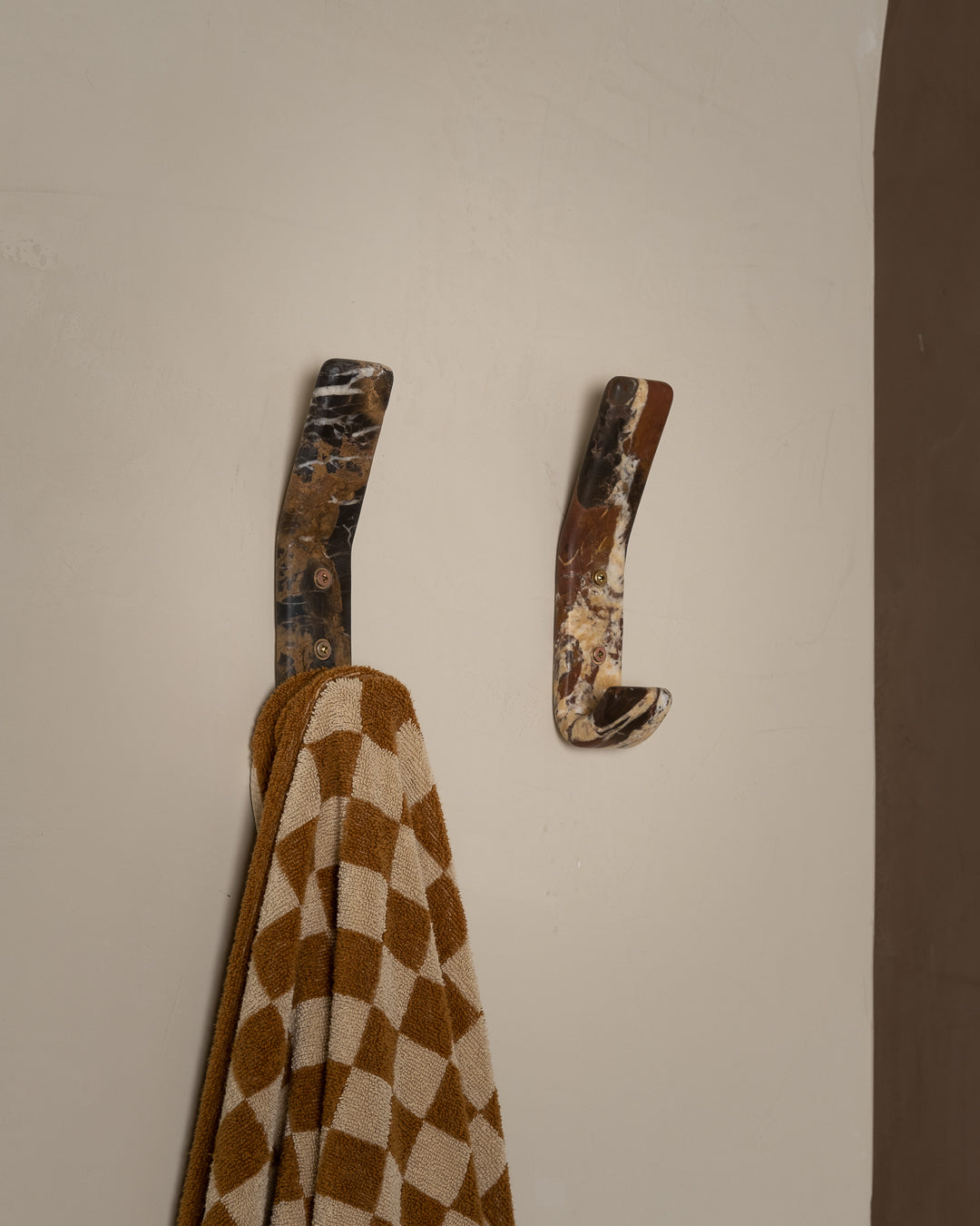 Lucas Hook, natural marble – alternate view