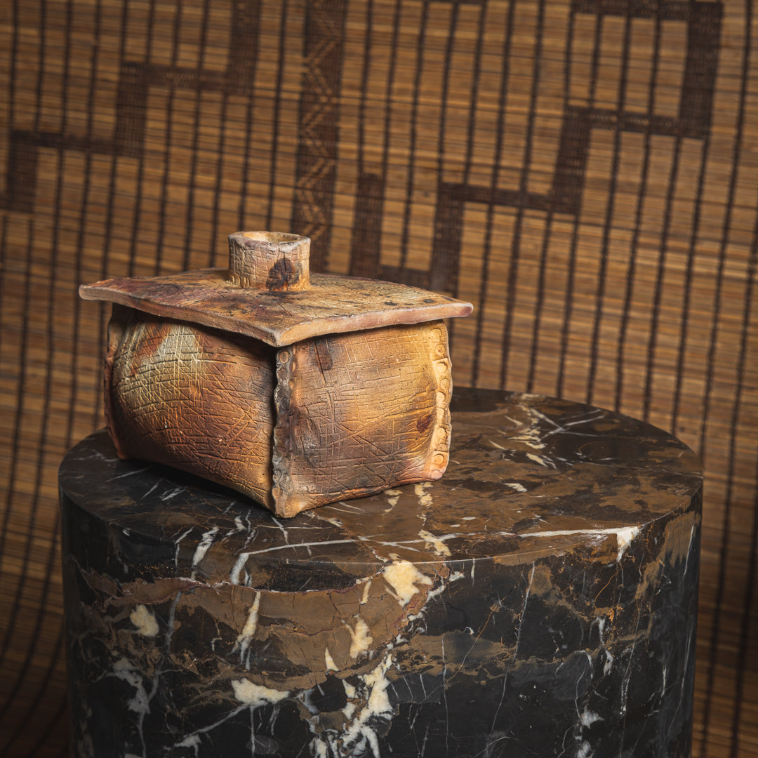 Lucas Ribbed Table, natural marble – alternate view